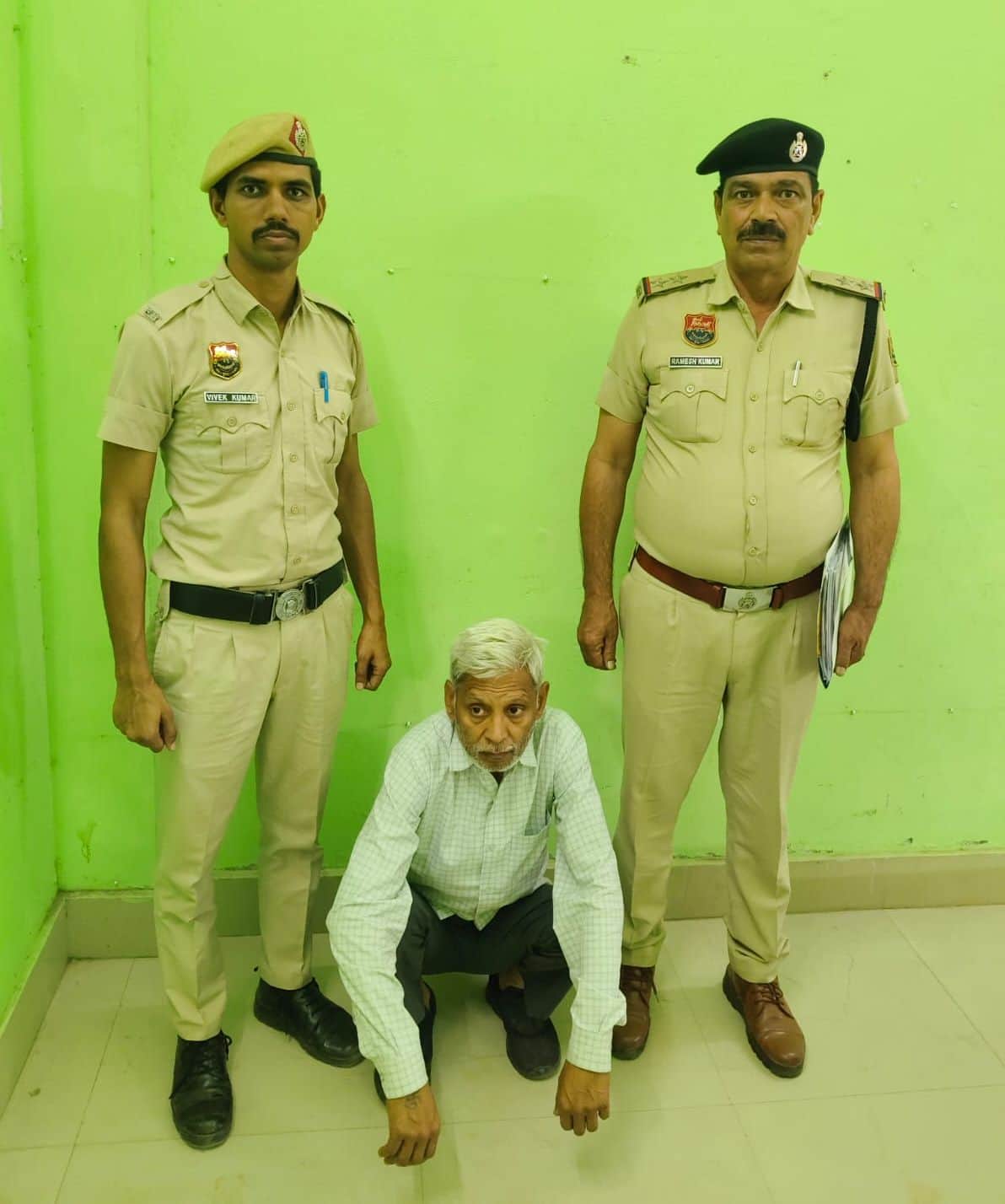 16जेएनडी23: पुलिस गिरफ्त में पकड़ा गया आरोपी। स्रोत : पुलिस