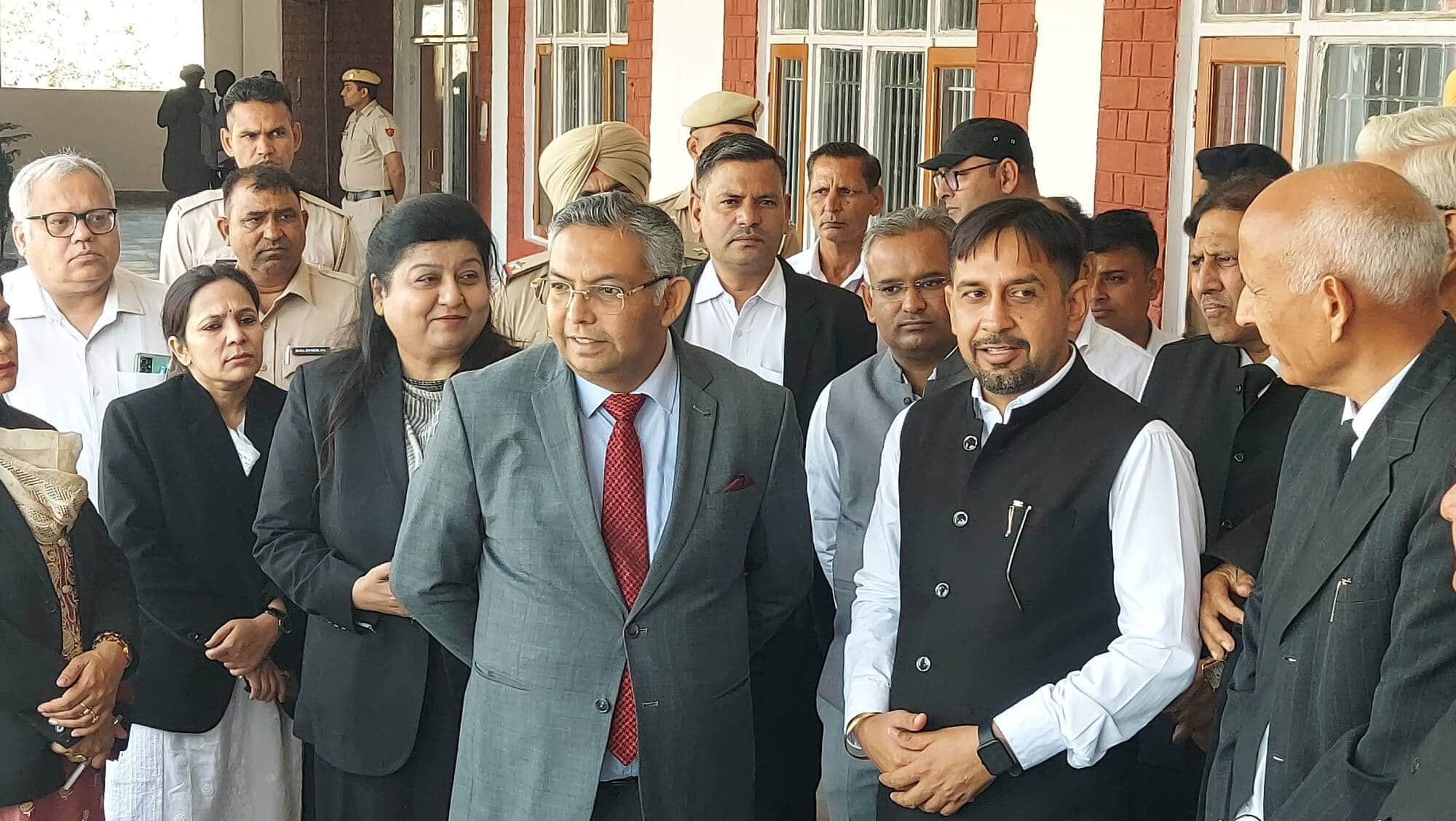 16जेएनडी31:कोर्ट परिसर का निरीक्षण करते हुए। संवाद।