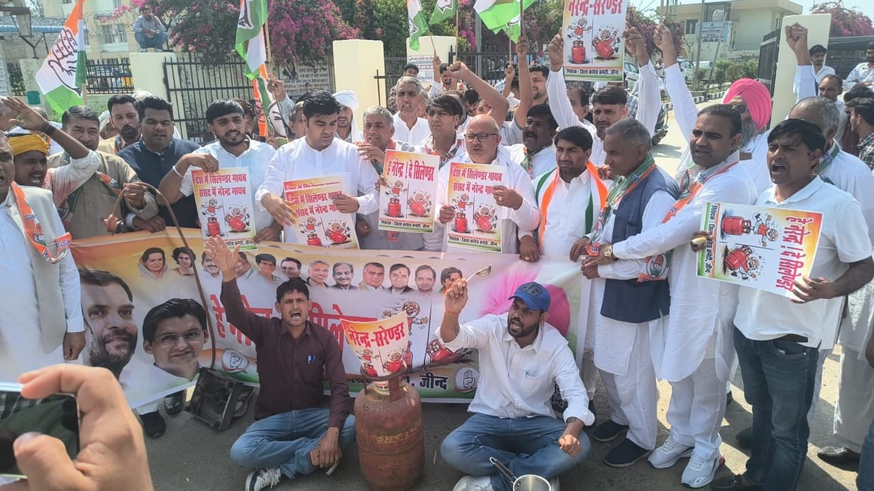 In Uchana, Congress members staged a protest against the government over rising inflation and gas shortages.