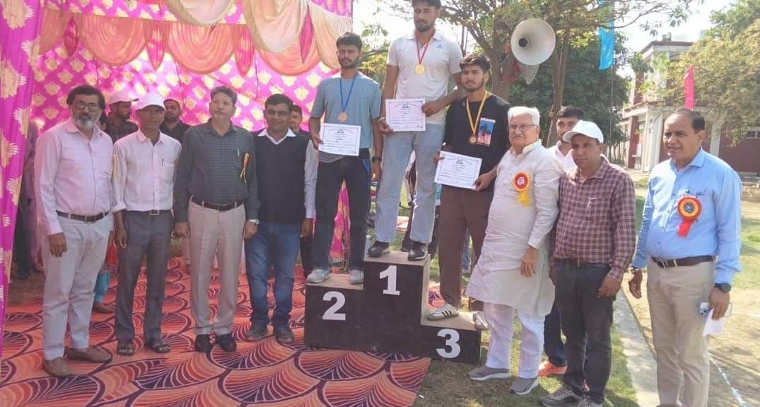 16जेएनडी39: विजेता खिलाडिय़ों को सम्मानित करते हुए देवव्रत ढांडा। स्रोत संस्थान