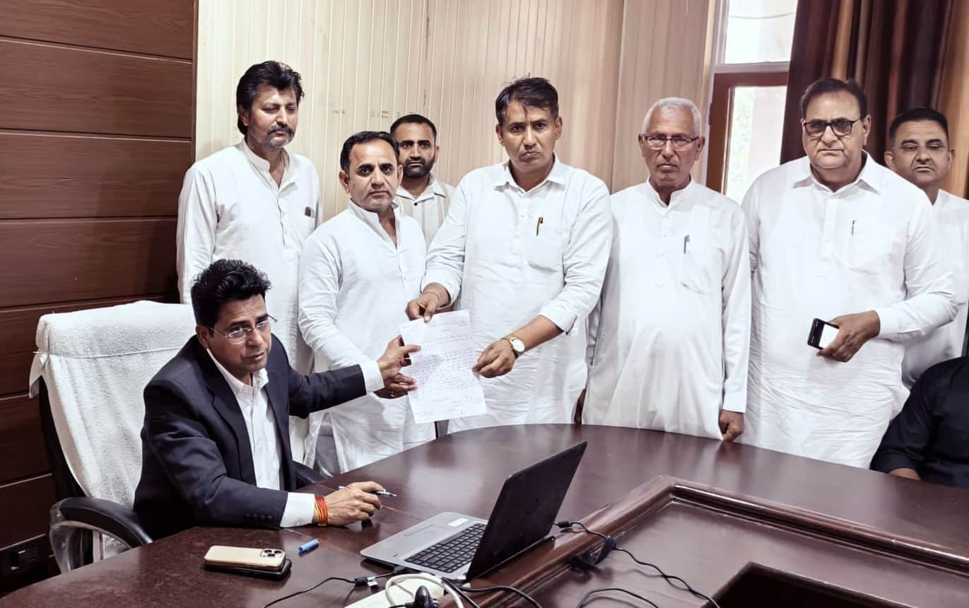 16जेएनडी43: ज्ञापन सौंपते हुए सर्वजातीय खाप। स्रोत खाप सदस्य।