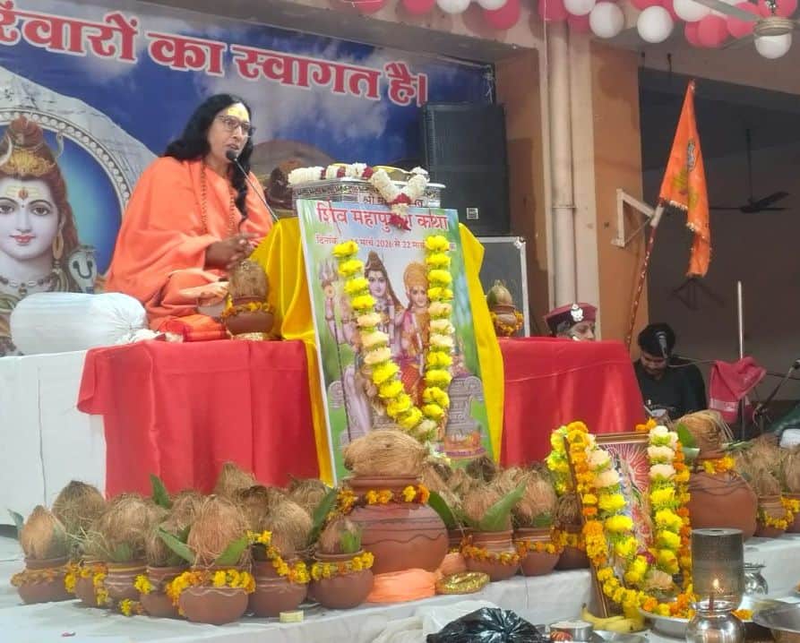 16जेएनडी44:  कथावाचन करते हुए कथावाचक। स्रोत आयोजक।