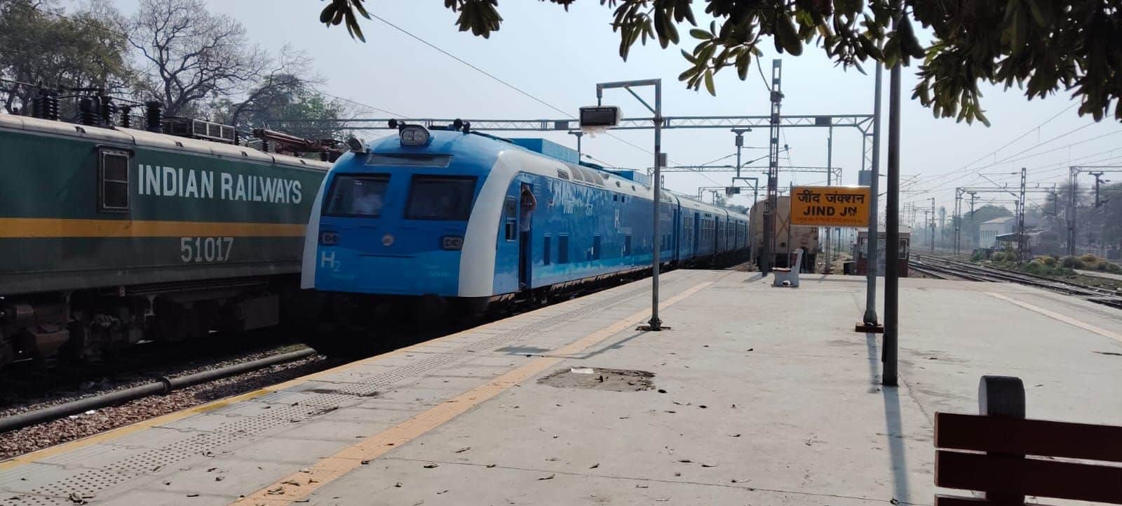 16जेएनडी45: जींद जंक्शन पर खड़ी हाइड्रोजन ट्रेन। संवाद