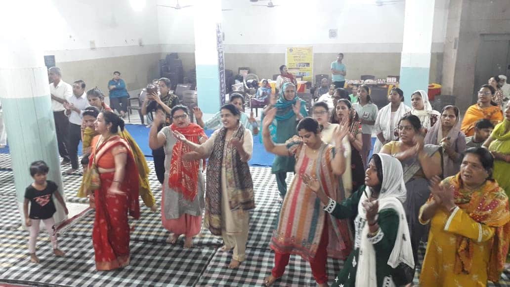 16jjrp03-  श्री राम धर्मशाला में इस्कान संस्था की तरफ से जगन्नाथ आनंद उत्सव में नाचते श्रद्धालु