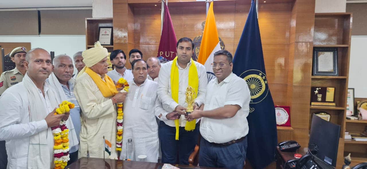 16jjrp04- जिला उपायुक्त को भगवान श्रीराम की प्रतिमा देकर सम्मानित करते किसान। स्रोत-किसान मोर्च