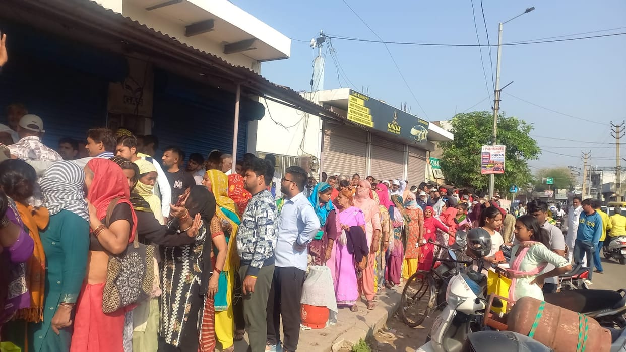 Seeing the crowd of people at the gas agency, the employees refused to open the lock.