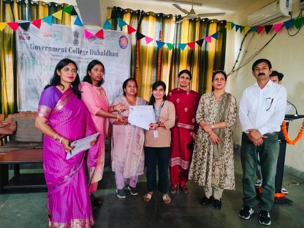 16jjrp14- प्रतियोगिता की विजेता को सम्मानित करते मुख्यातिथि। स्रोत-संस्थान