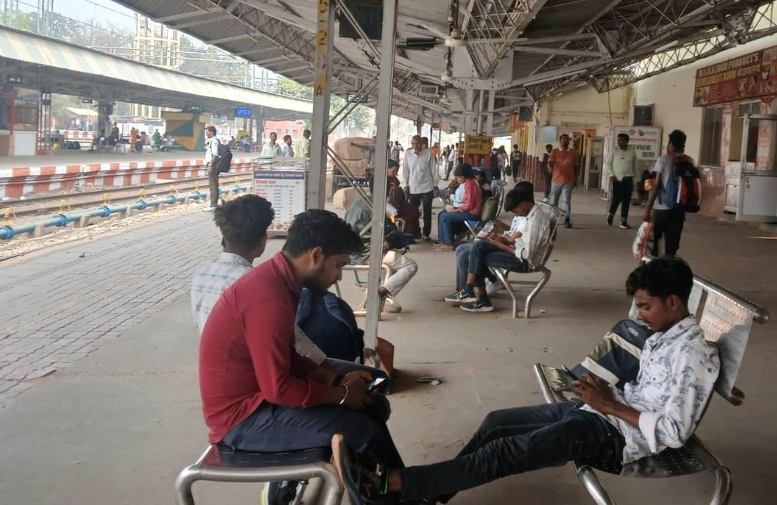 18. रेलवे स्टेशन के प्लेटफॉर्म नंबर एक पर ट्रेन की प्रतीक्षा करते यात्री। संवाद