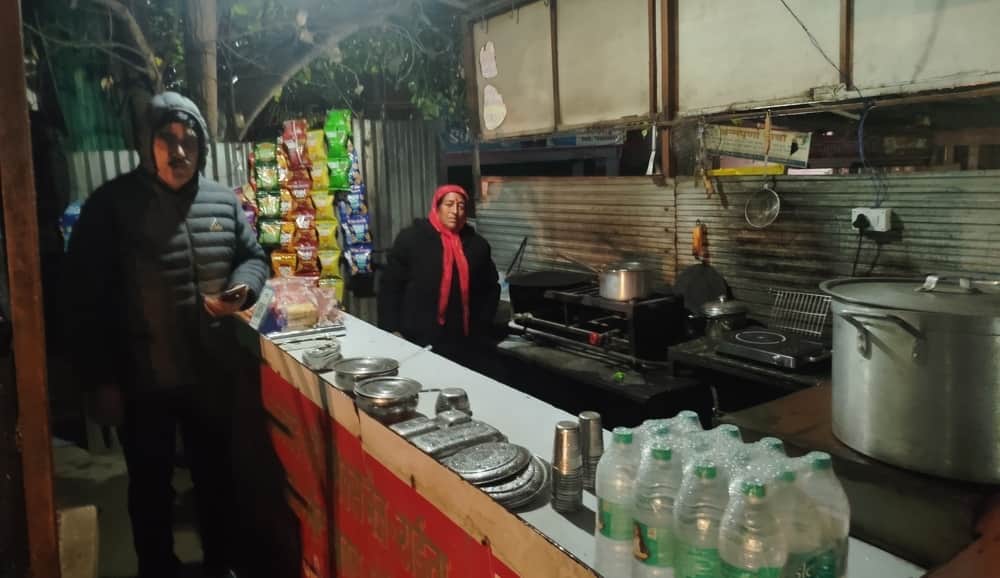 19 किलो के सिलिंडर मिलने से खुल गया ढाबा। संवाद।