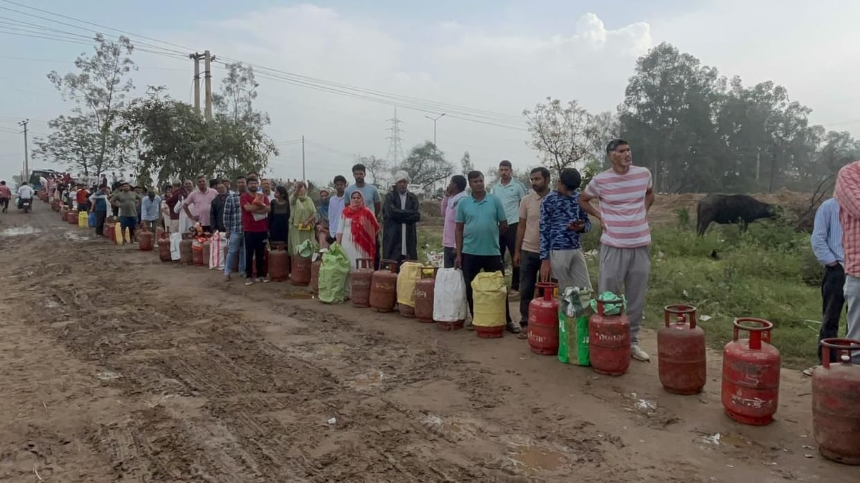 Fear of not getting gas later increased crowds at gas agencies, worsening the situation.