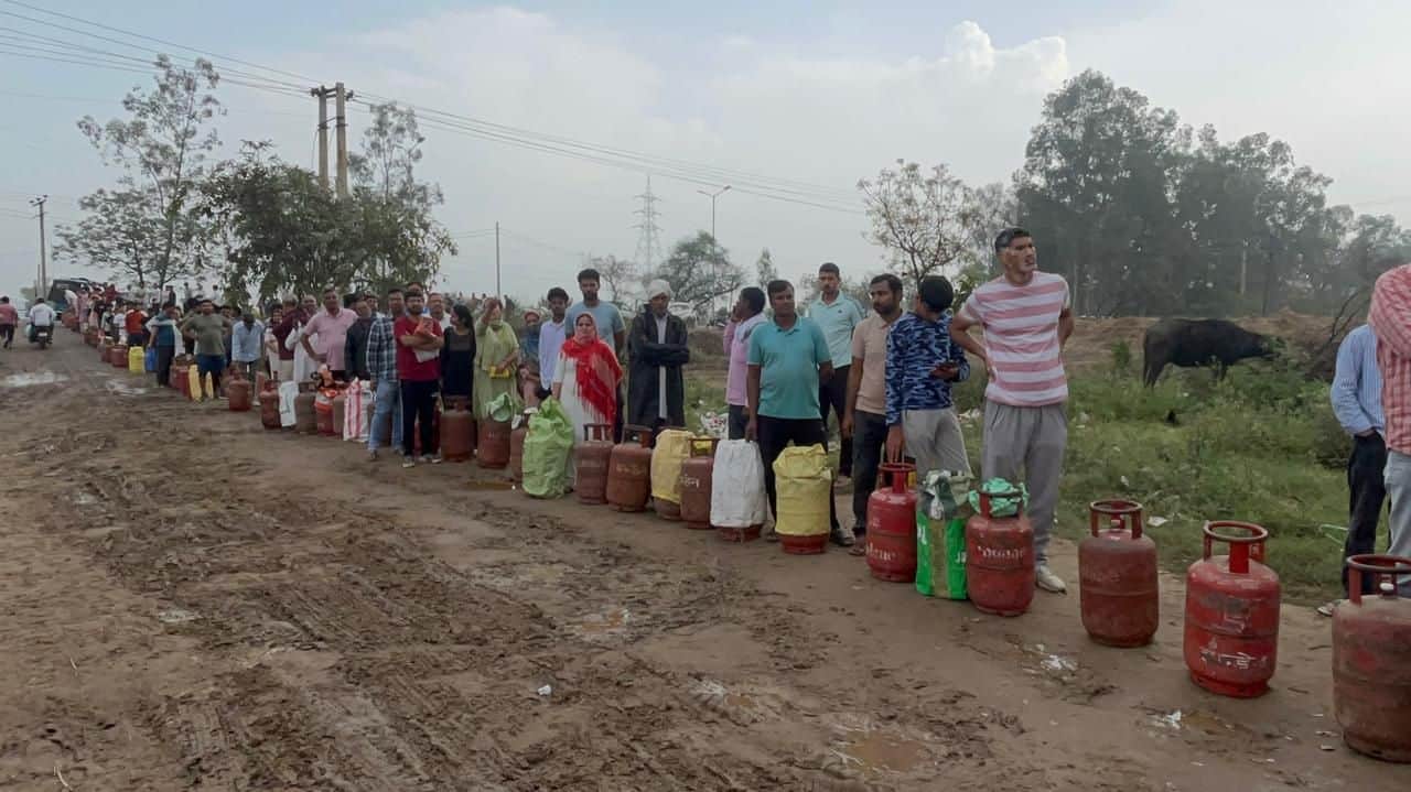 30 सोनीपत रोड पर बलियाणा मोड के पास एजेंसी पर गैस सिलिंडर के लिए लगी उपभोक्ताओं की लंबी कतार। 