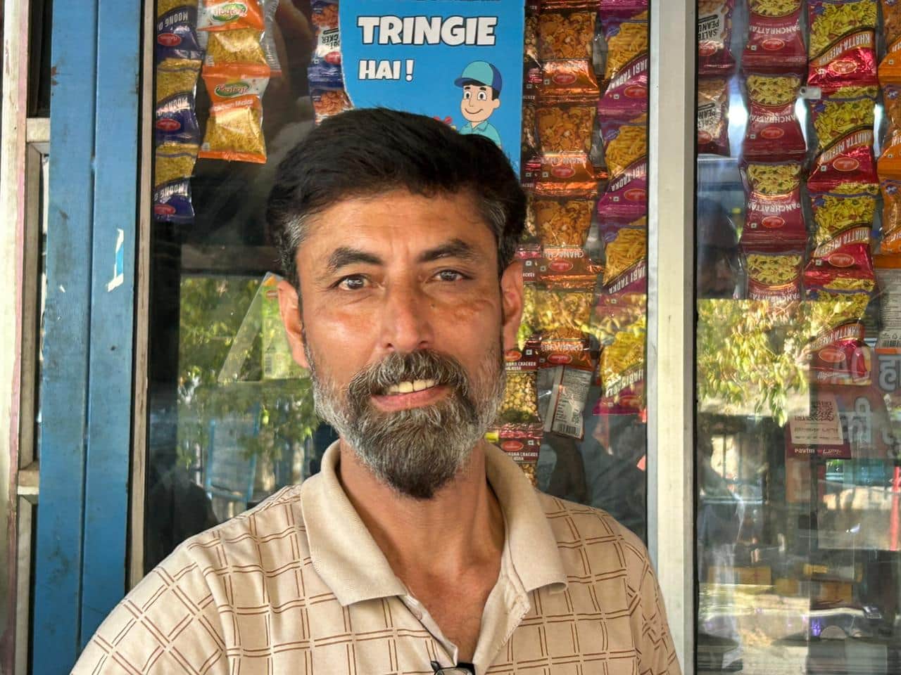 38 डीएलएफ कॉलोनी में तंदूर पर पूरी बनाते विक्रेता। संवाद