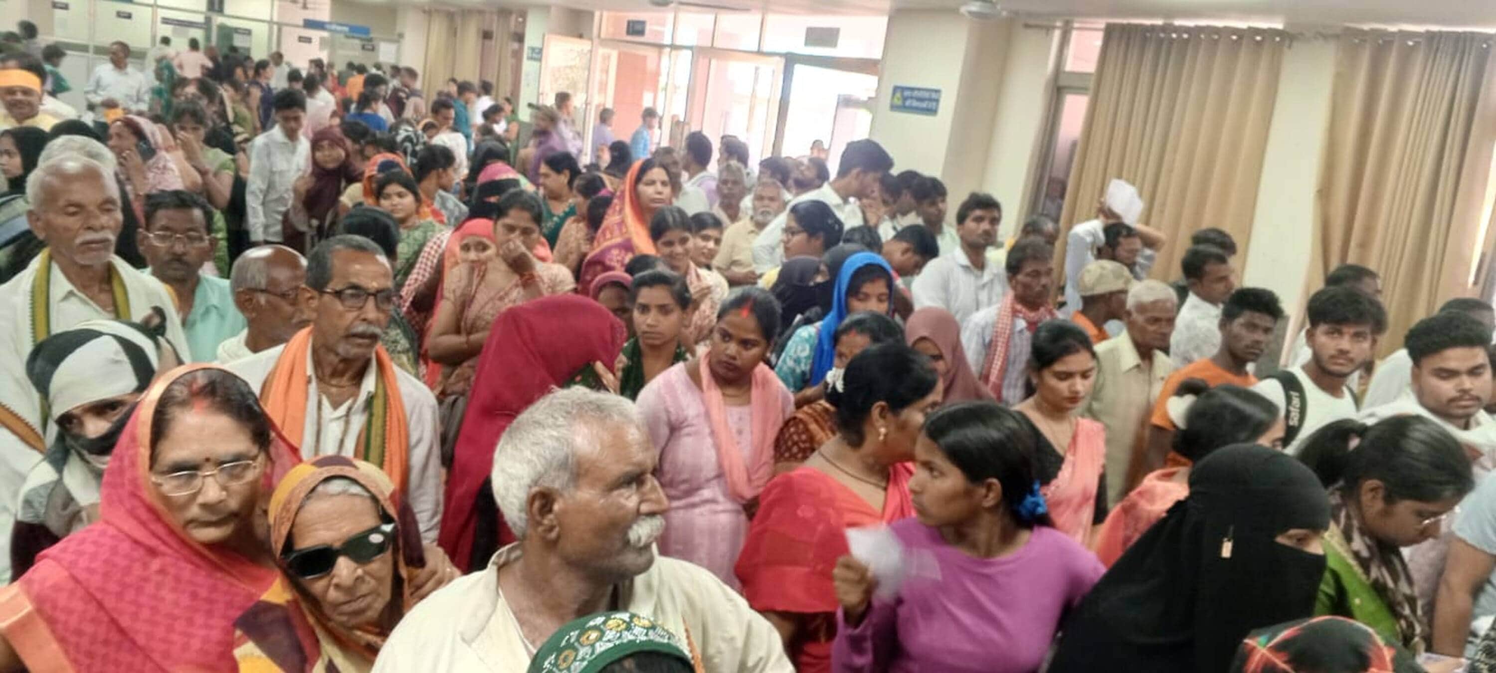 51. मेडिकल काॅलेज में दवा लेने के लिए कतार में खड़े मरीज व तीमारदार। संवाद