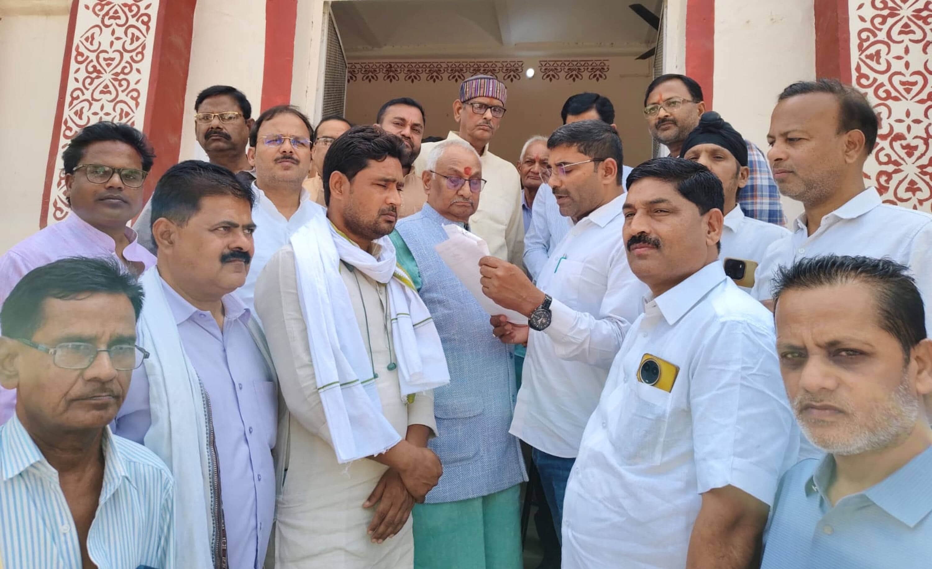 59. कलेक्ट्रेट में अतिरिक्त मजिस्ट्रेट को ज्ञापन देते कांग्रेस कार्यकर्ता। स्रोत- पार्टी