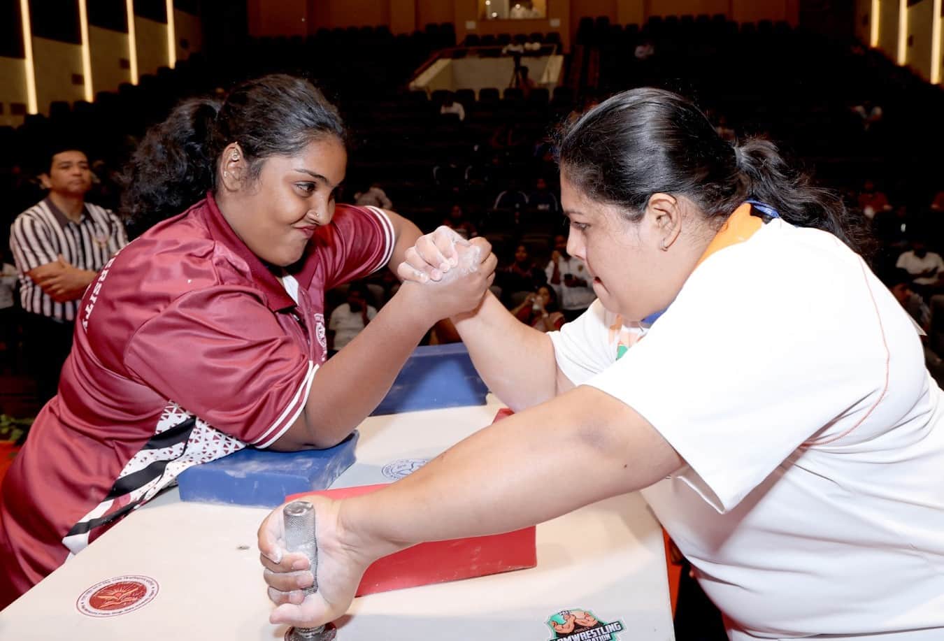 आर्म रेसलिंग चैंपियनशिप में प्रतिभाग करते खिलाड़ी। 