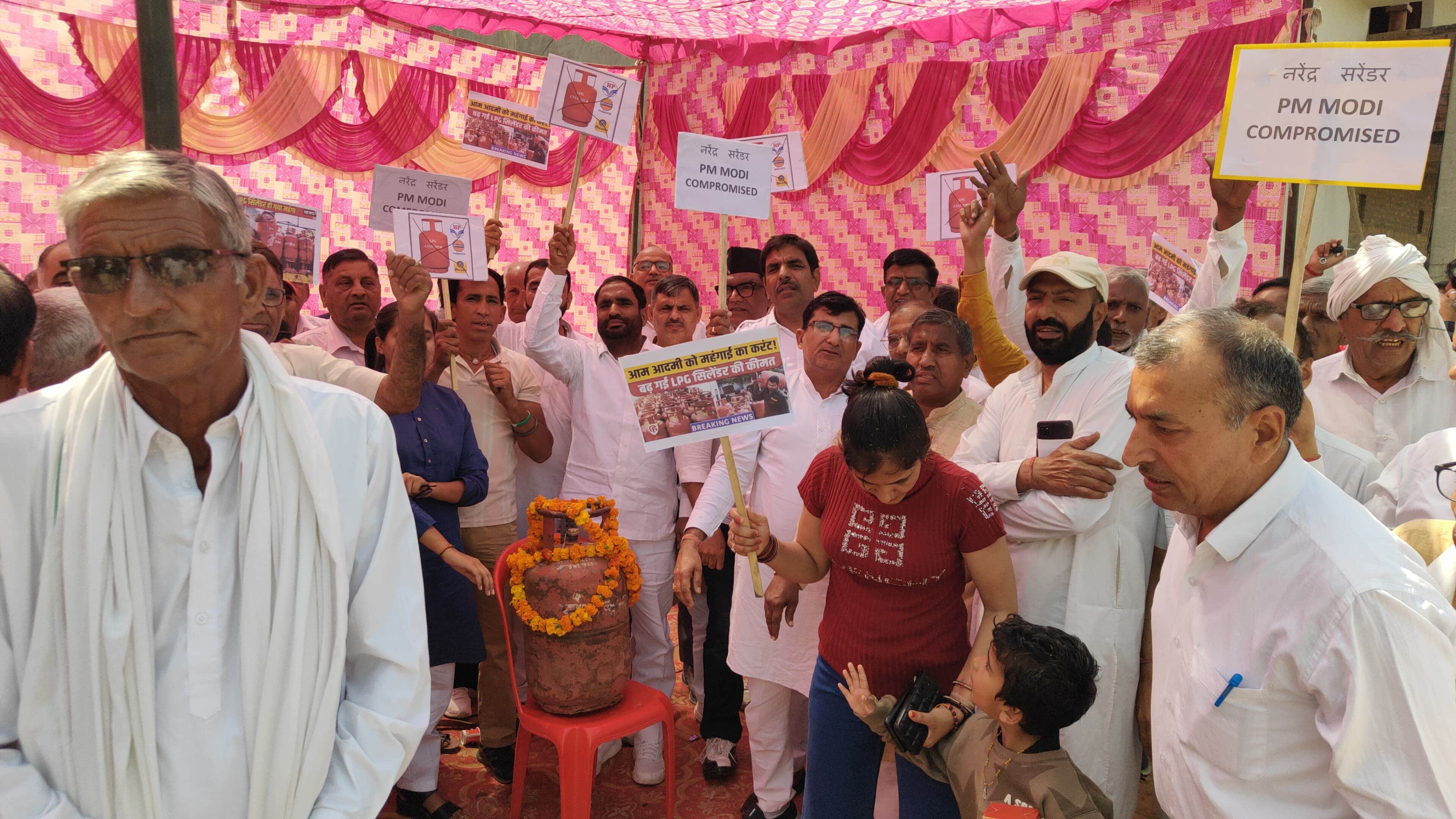 आदमपुर में गैस सिलिंडर किल्लत को लेकर विरोध प्रदर्शन करते कांग्रेस कार्यकर्ता।