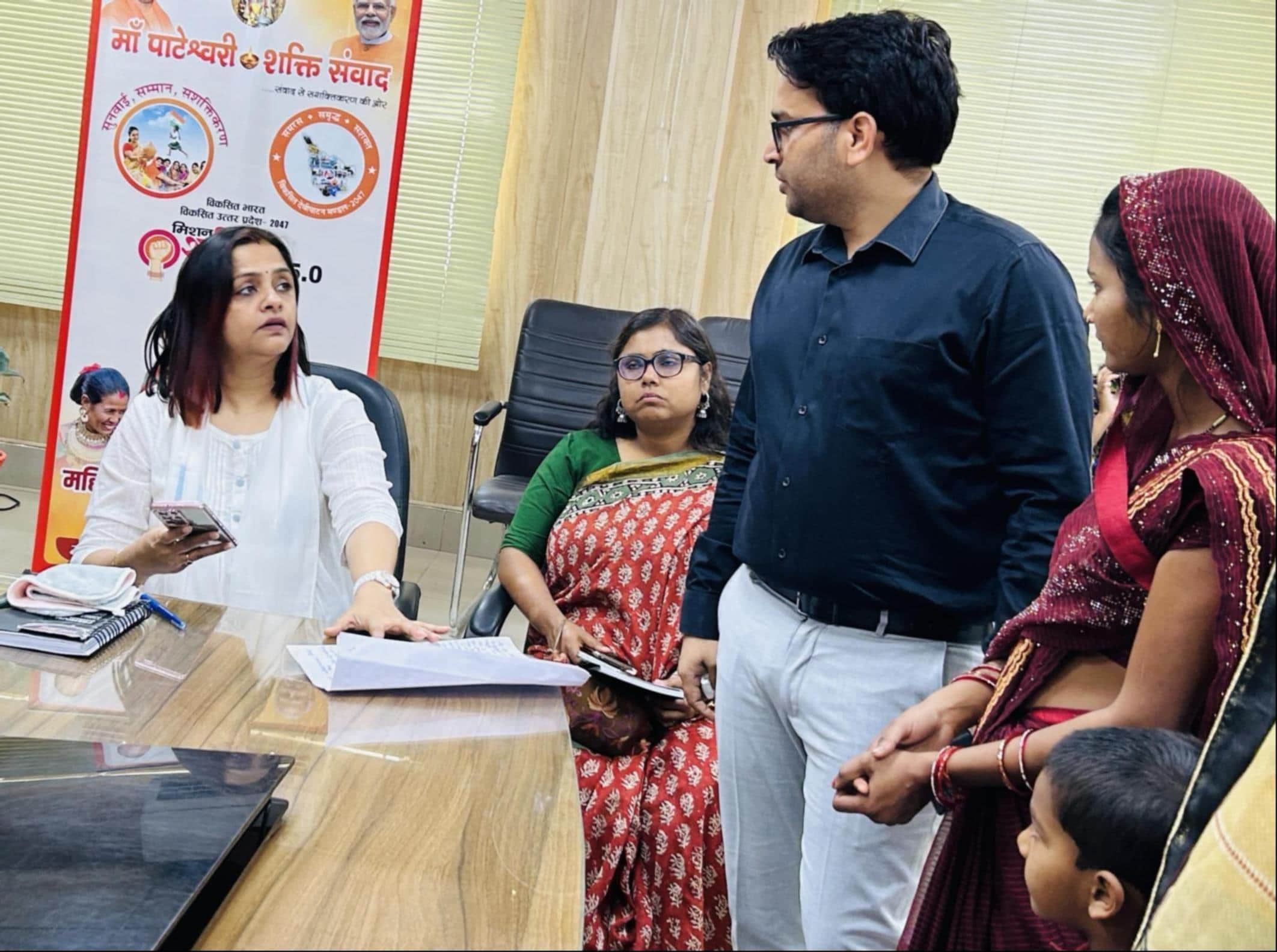 आयुक्त कार्यालय पर तहसीलदार को फरियादी का रास्ता खुलवाने का निर्देश देतीं अपर आयुक्त मीनू राणा।