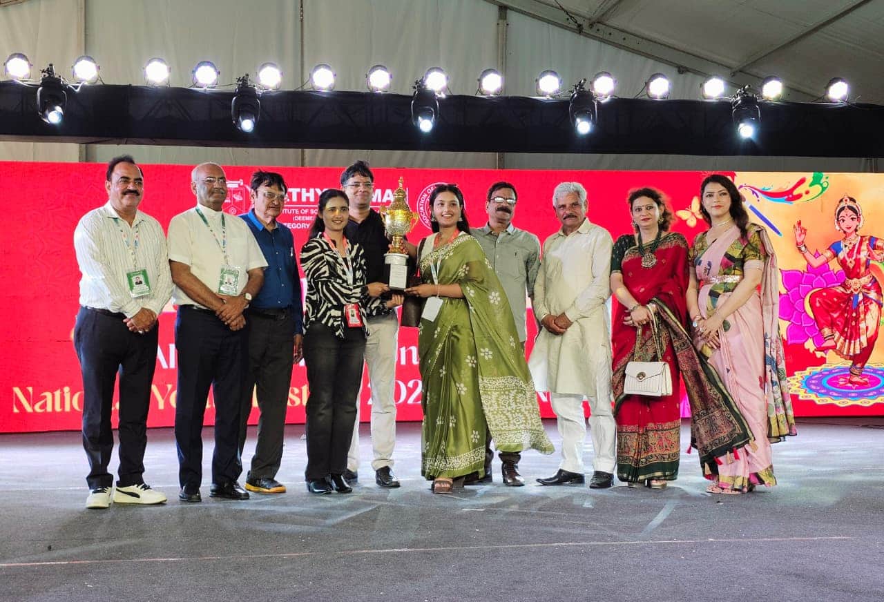 अंबाला छावनी के एसडी कॉलेज के प्रतिभागी छात्र ट्रॉफी के साथ। प्रवक्ता