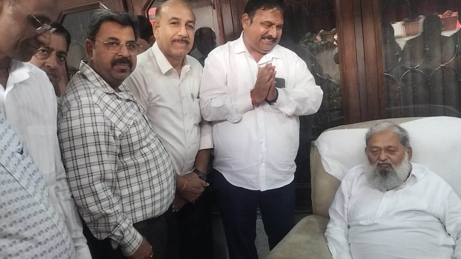 अंबाला छावनी में शास्त्री कॉलोनी आवास पर कैबिनेट मंत्री अनिल विज को बधाई देते सेक्टर 34 एसोसिएश