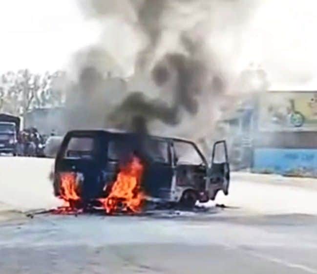 अल्हागंज में आग का गोला बनी वैन। स्रोत: वीडियो ग्रेब