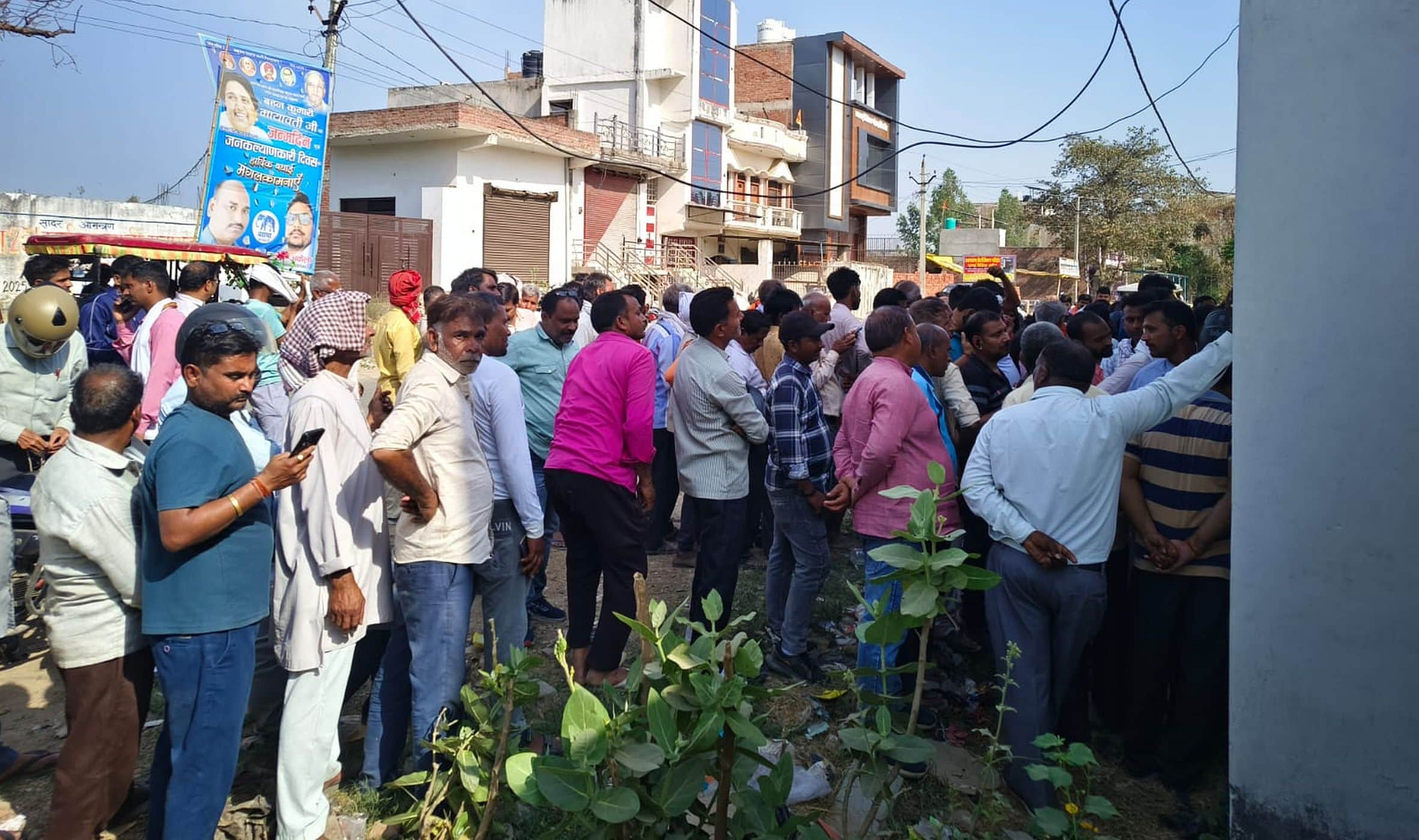 अमेठी शहर में सिलिंडर लेने के लिए मौजूद उपभोक्ता। -संवाद