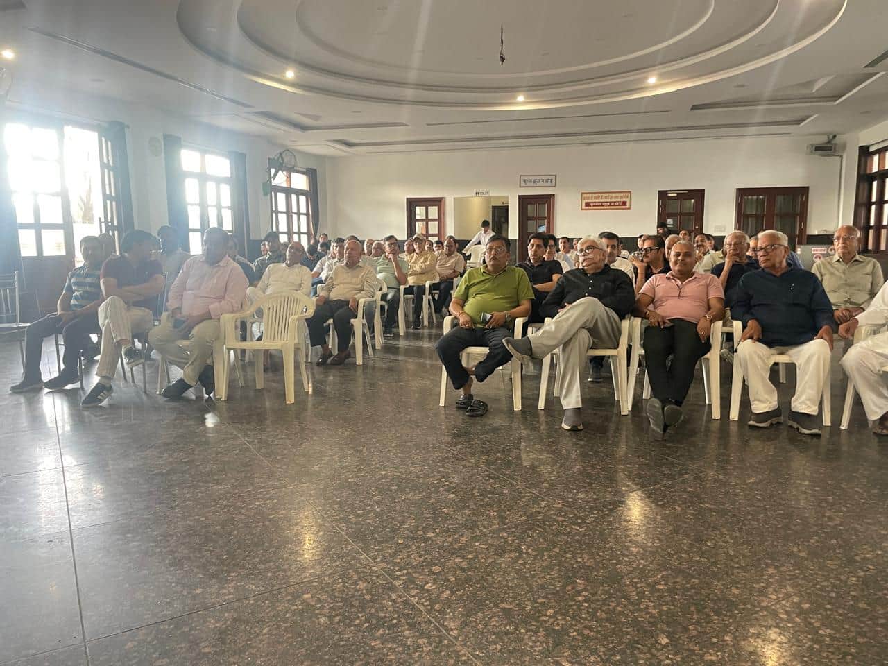 अंसल में बैठक करते स्थानीय लोग। स्रोत : सोशल मीडिया