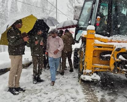 Massive traffic jam... Thousands of lives were lost in vehicles battling the cold all night.