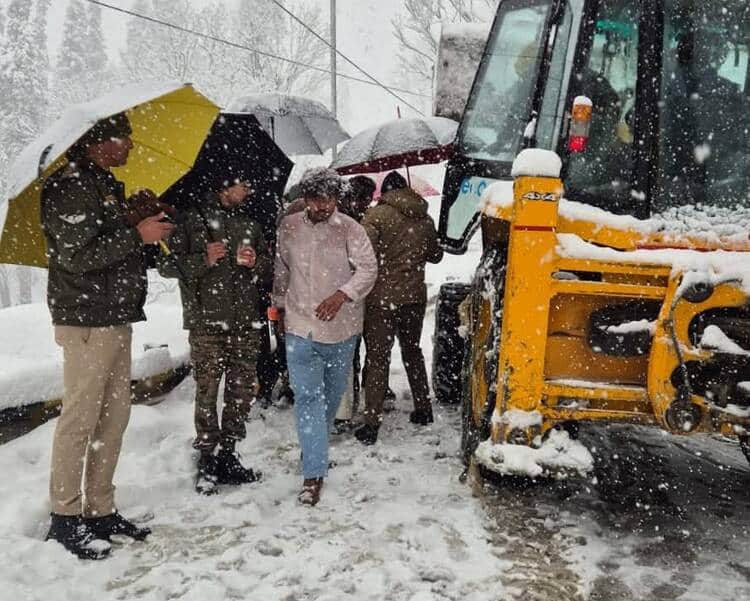 अटल टनल रोहतांग के साउथ पोर्टल पर फसें वाहनों को निकालने के लिए मौके पर पहुंची पुलिस टीम ।-संवा