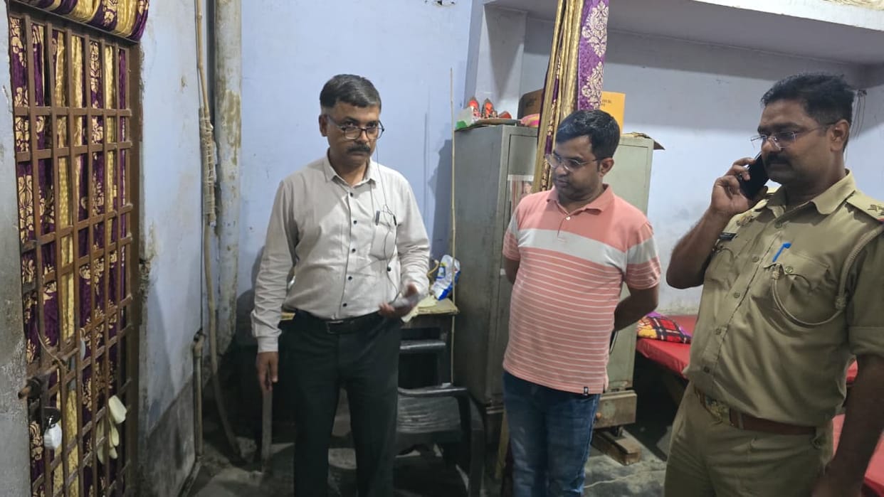 SDM caught illegal hospital running in the house
