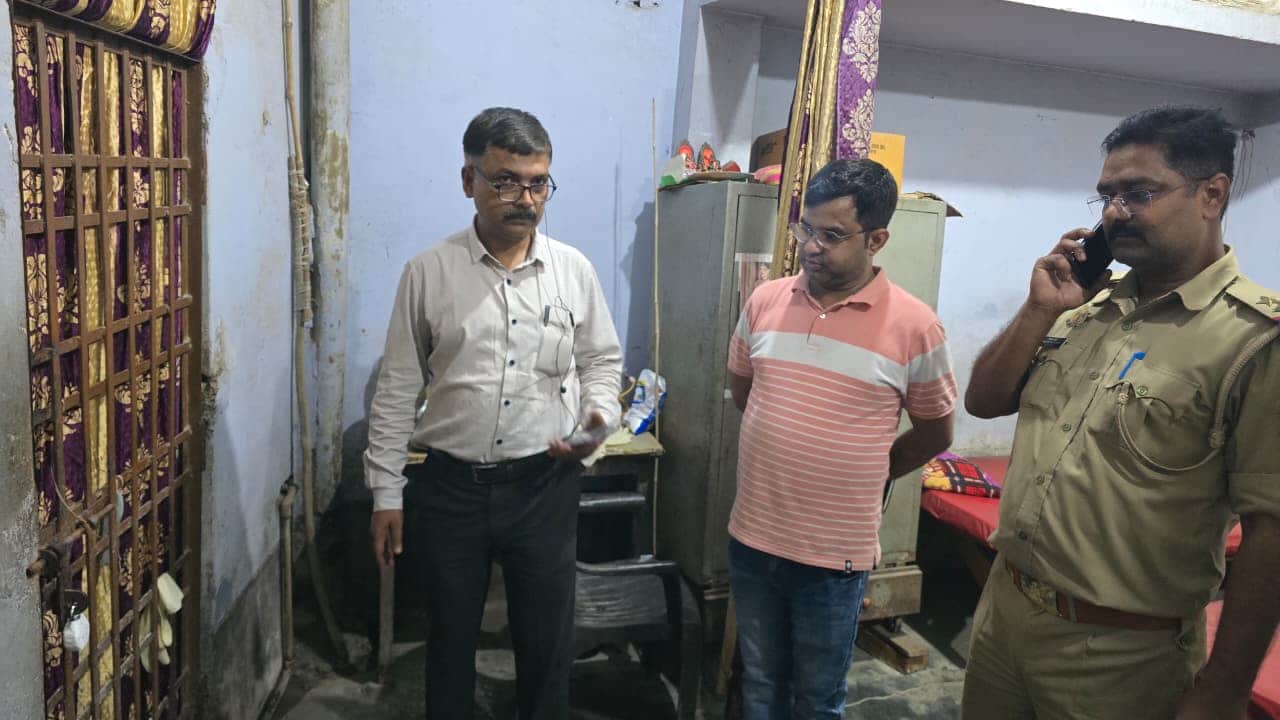 अवैध अस्पताल में जांच करते एसडीएम बी के सिंह