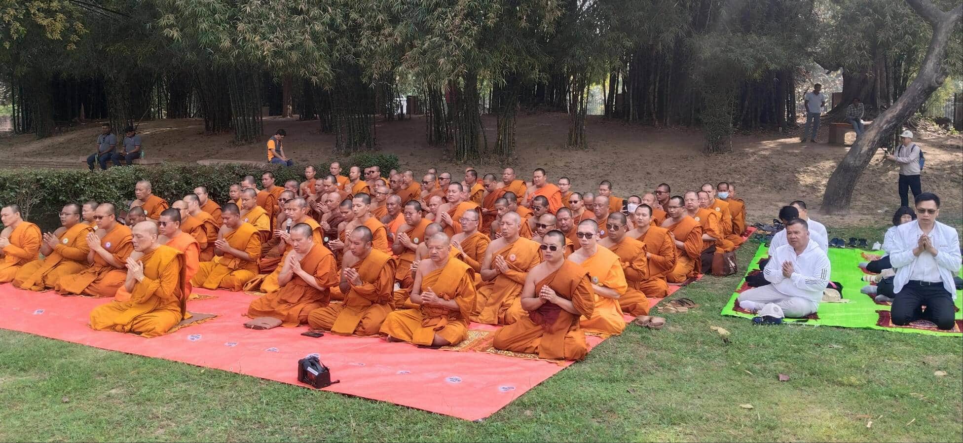  बोधि वृक्ष की पूजा करते थाईलैंड के अनुयायी।