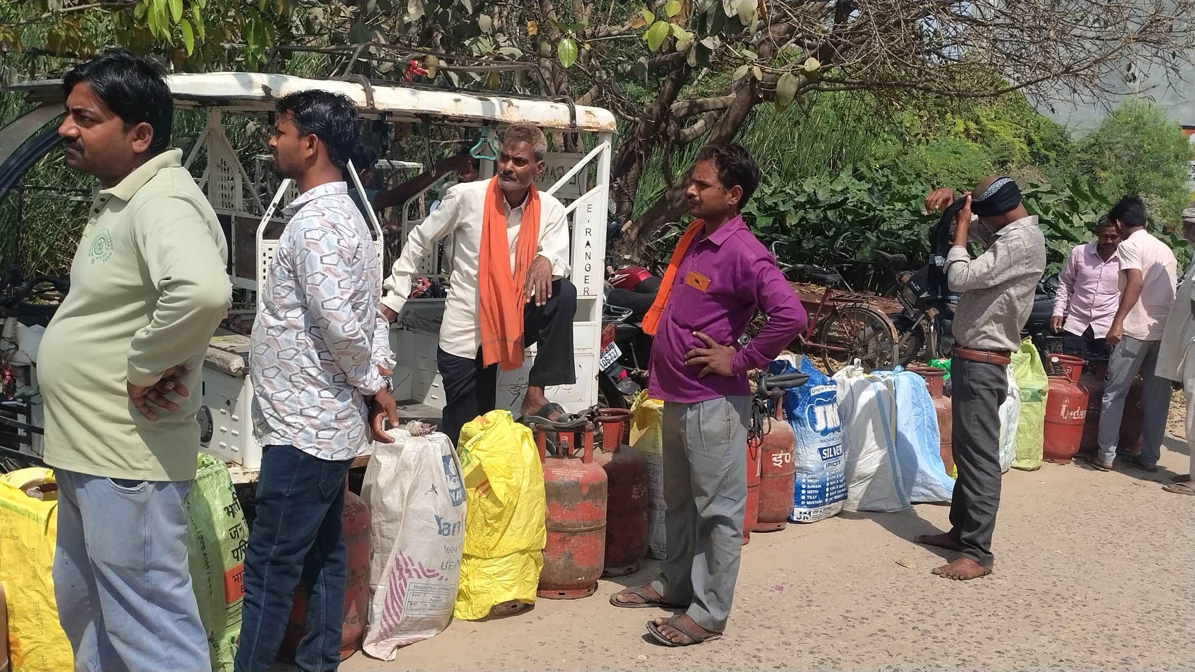 बछरावां कस्बा में भरा गैस सिलिंडर लेने के लिए लाइन में खड़े उपभोक्ता। 