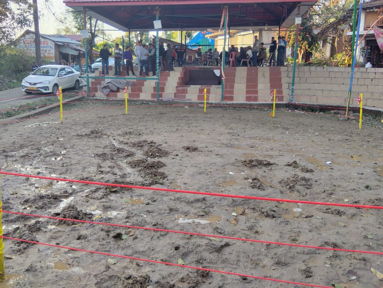 Rain proved too much for the wrestlers, and the wrestling match was postponed.