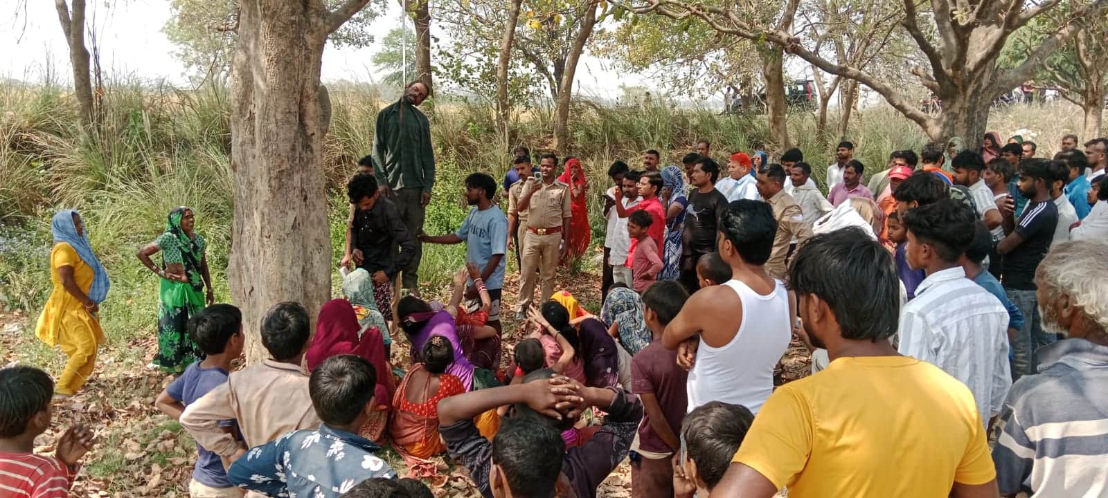 बगीचे में फंदे से लटका मिला किसान, मौके पर जुटी ग्रामीणों की भीड़- संवाद