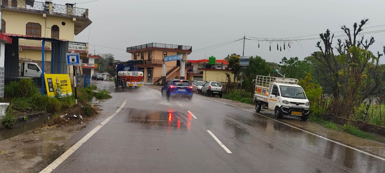 भकरेड़ी के पास निकासी नालियां बंद होने के कारण सड़क पर बह रहा पानी। स्राेत : जागरूक पाठक