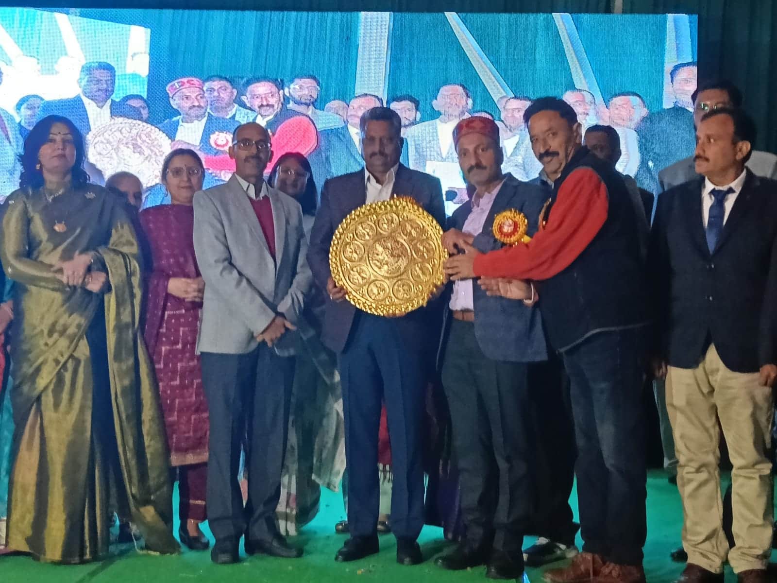 भोरंज महाविद्यालय के वार्षिक पारितोषिक वितरण समारोह में विधायक सुरेश कुमार को सम्मानित करते हुए