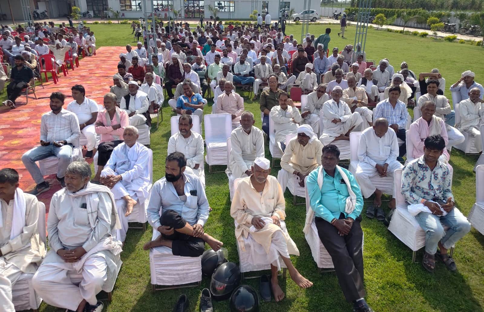 भौराकलां में भारतीय कश्यप जनचेतना मंच के तृतीय अधिवेशन में शामिल ग्रामीण : संवाद