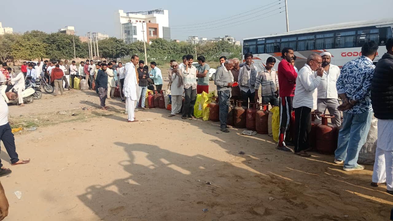 भट्टू मंडी के बस स्टैँड के सामने गैस सिलिंडर के लगी उपभोक्ताओं की लाइन। संवाद