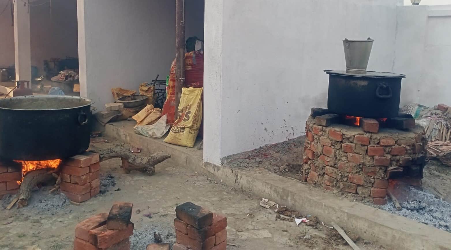 भिदिउरा में एक कार्यक्रम में गैस सिलेंडर न मिलने पर भट्ठी पर पक रहा भोजन। संवाद