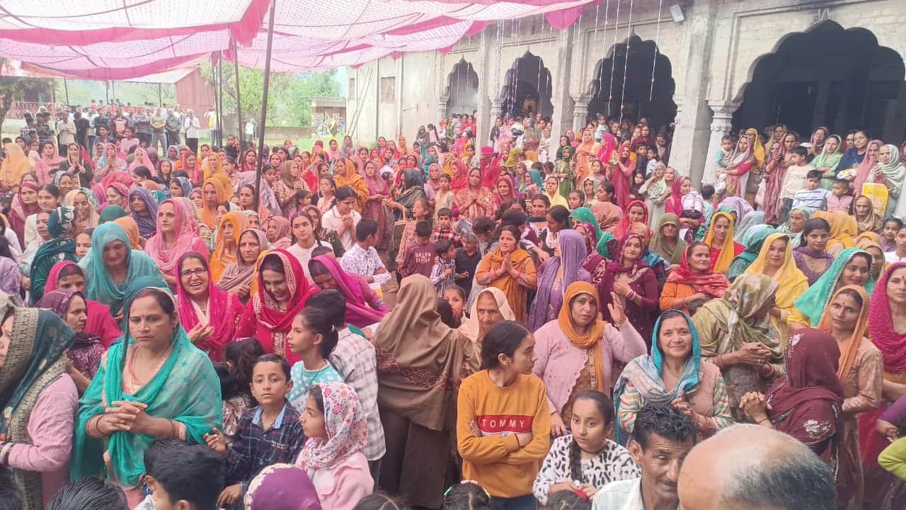 भेड़-बलोड के नृसिंह धाम पजवारी में श्रीमद्भागवत कथा के दौरान उमड़े भक्त। स्रोत जागरूक पाठक