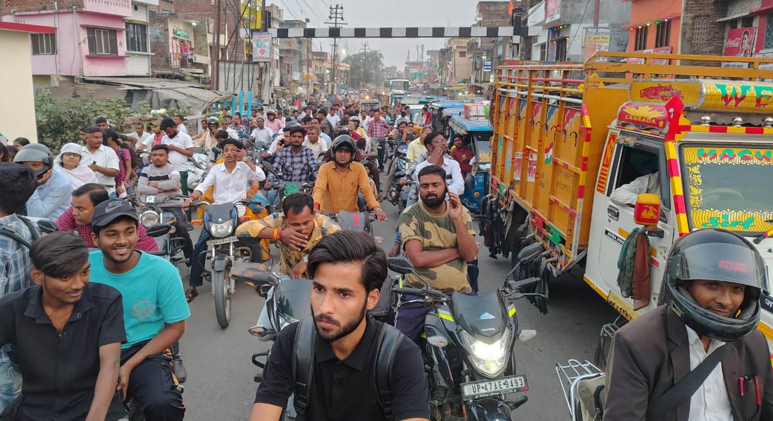 बलरामपुर के झारखंडी रेलवे क्रासिंग पर लगे जाम में फंसे लोग ।-संवाद