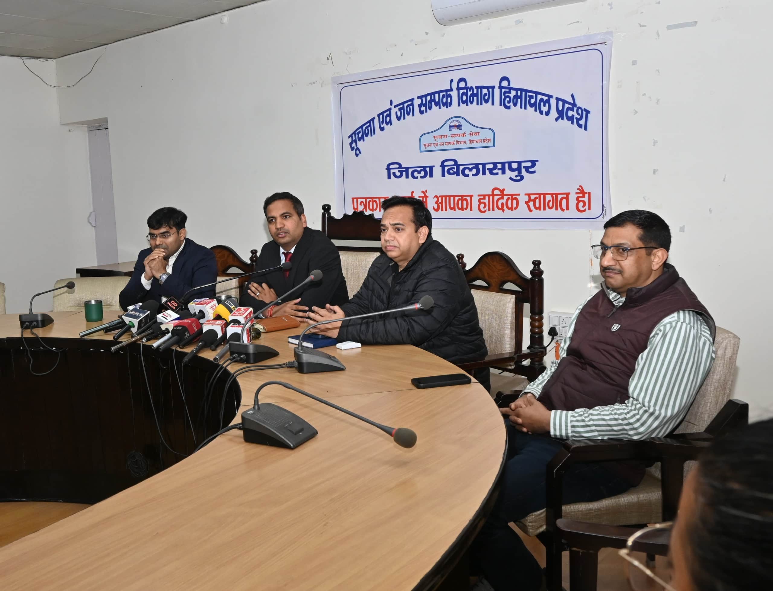 बिलासपुर में नलवाड़ी मेले को लेकर पत्रकार वार्ता को संबोधित करते उपायुक्त बिलासपुर व अन्य अधिका