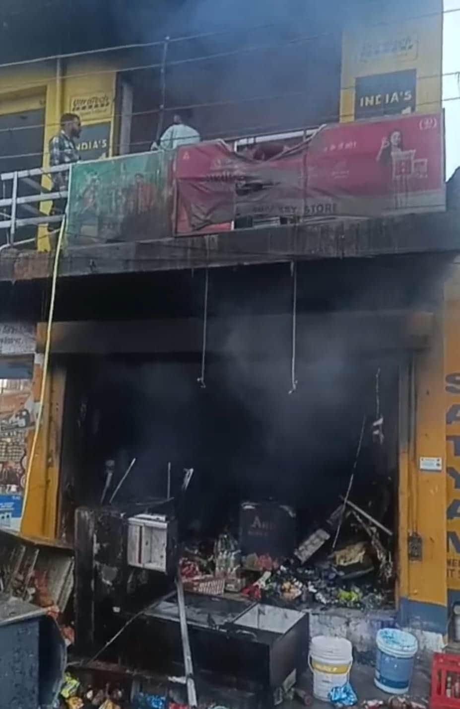 बिलावर के टिल्ला में आग से जली दुकान। संवाद