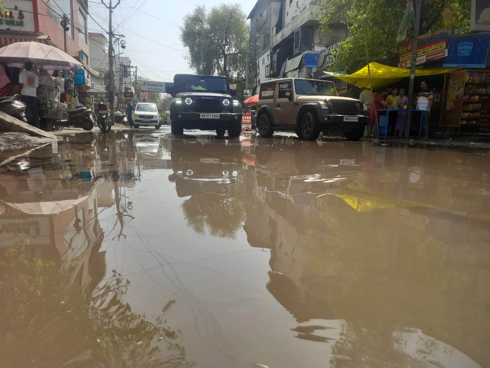 बारिश के बाद शहर के कच्चे क्वार्टर बाजार में रोड पर हुआ जलजमाव। संवाद 