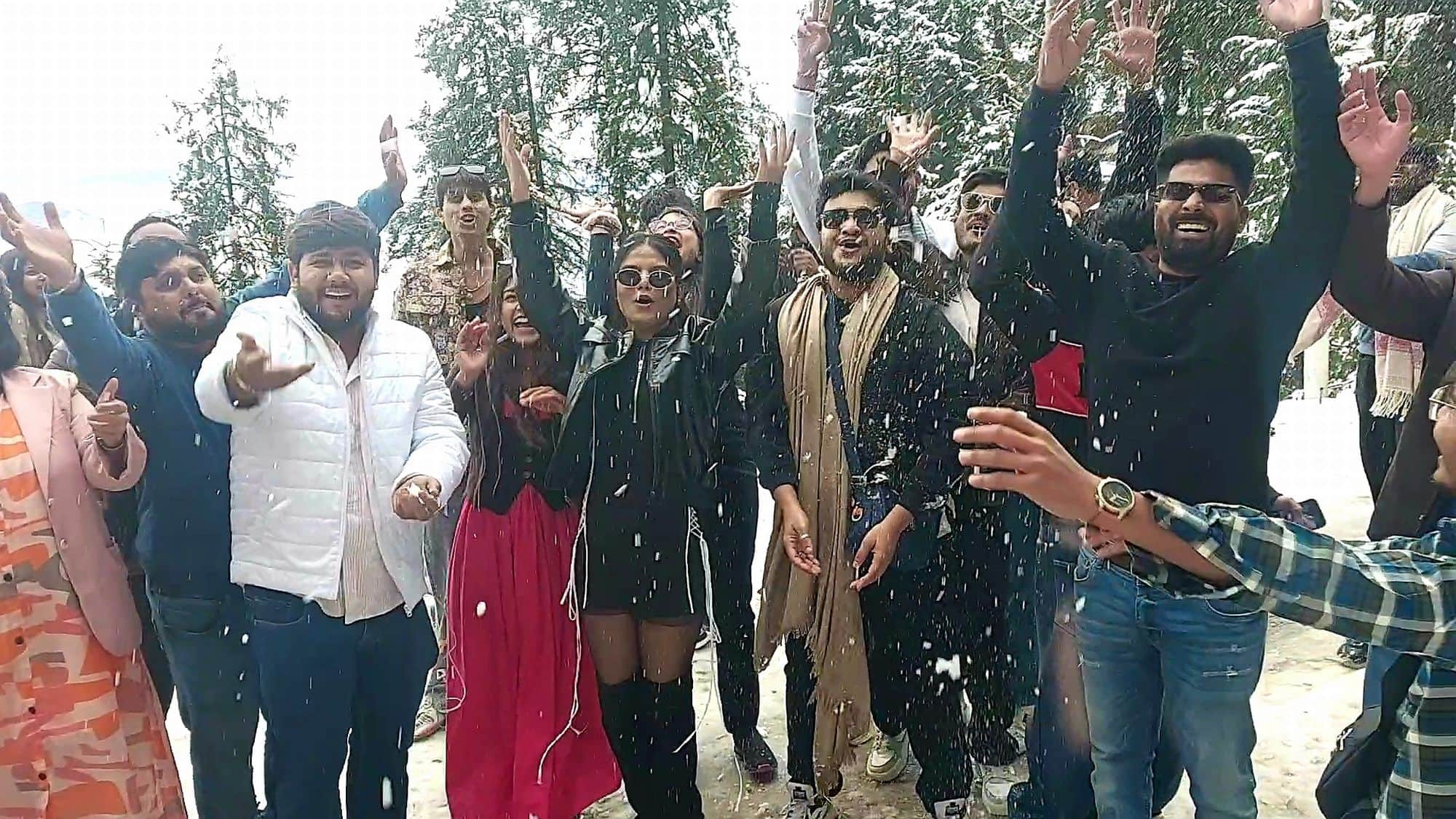 चंबा के डलहौजी में बर्फ के बीच मस्ती करते पर्यटक।संवाद