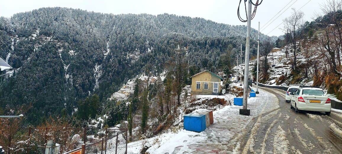 चंबा के डलहौजी में बर्फबारी के बाद का नजारा।संवाद