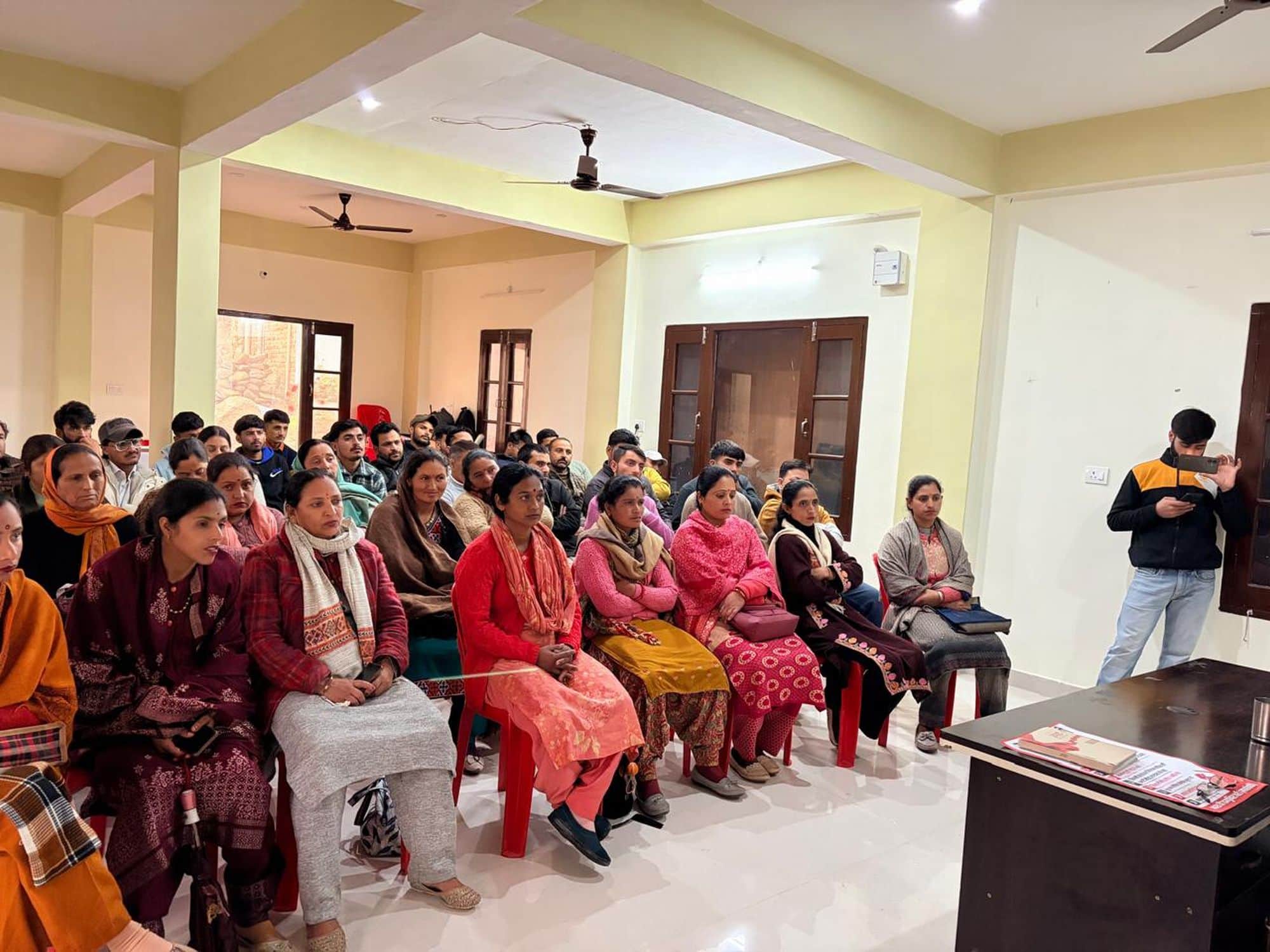 चंबा के सुल्तानपुर में सीटू की बैठक के दौरान मौजूद विभिन्न संगठनों के सदस्य और अन्य।संवाद