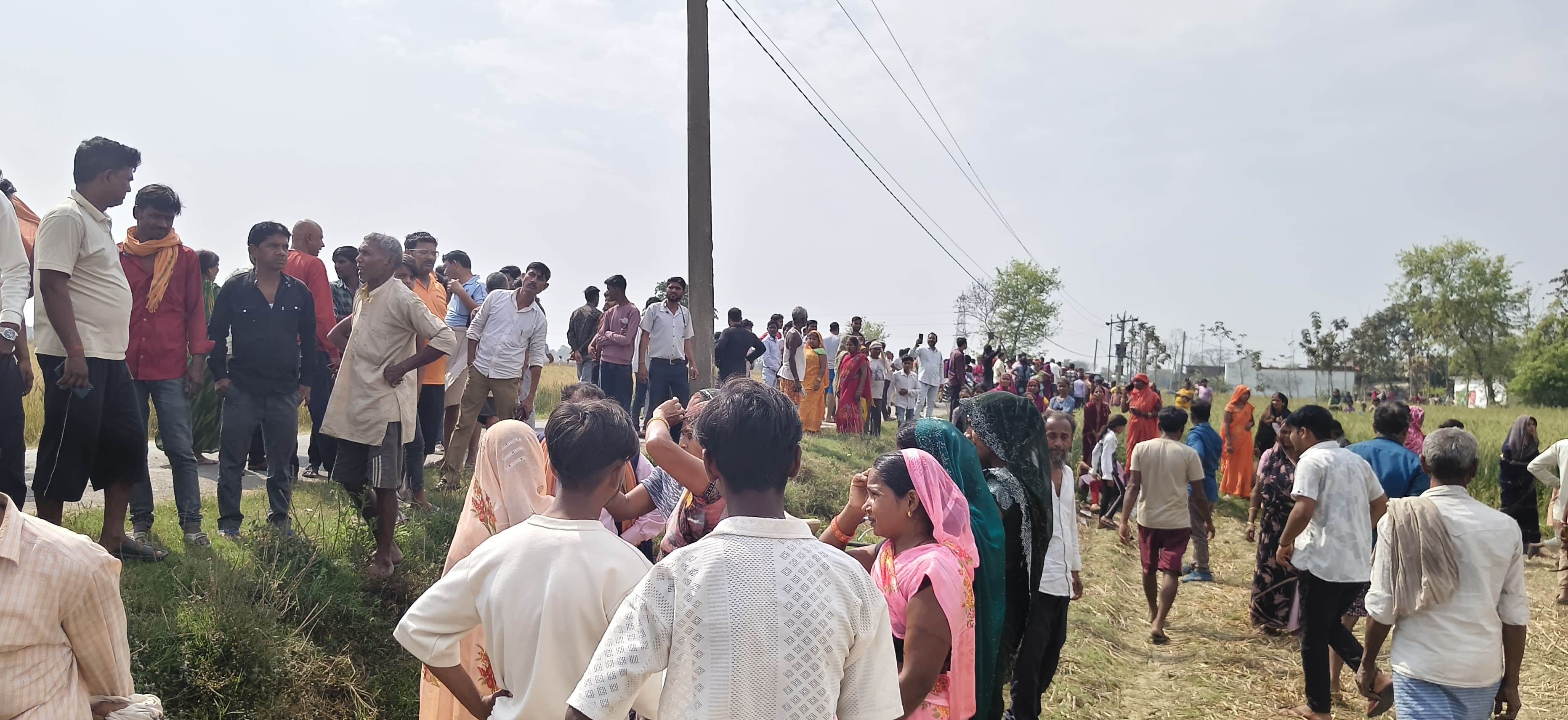 चिल्हिया क्षेत्र के करौंदा नानकार गांव के पास घटना स्थल पर भारी संख्या में इकट्ठा आसपास के ग्रा