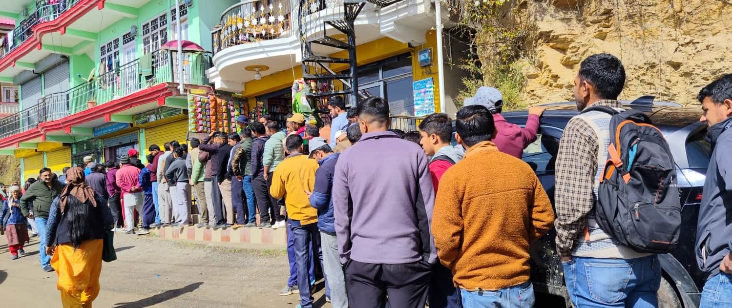 चौपाल में गैस एजेंसी के बाहर बुकिंग के लिए लाईनों में खड़े लोग। संवाद