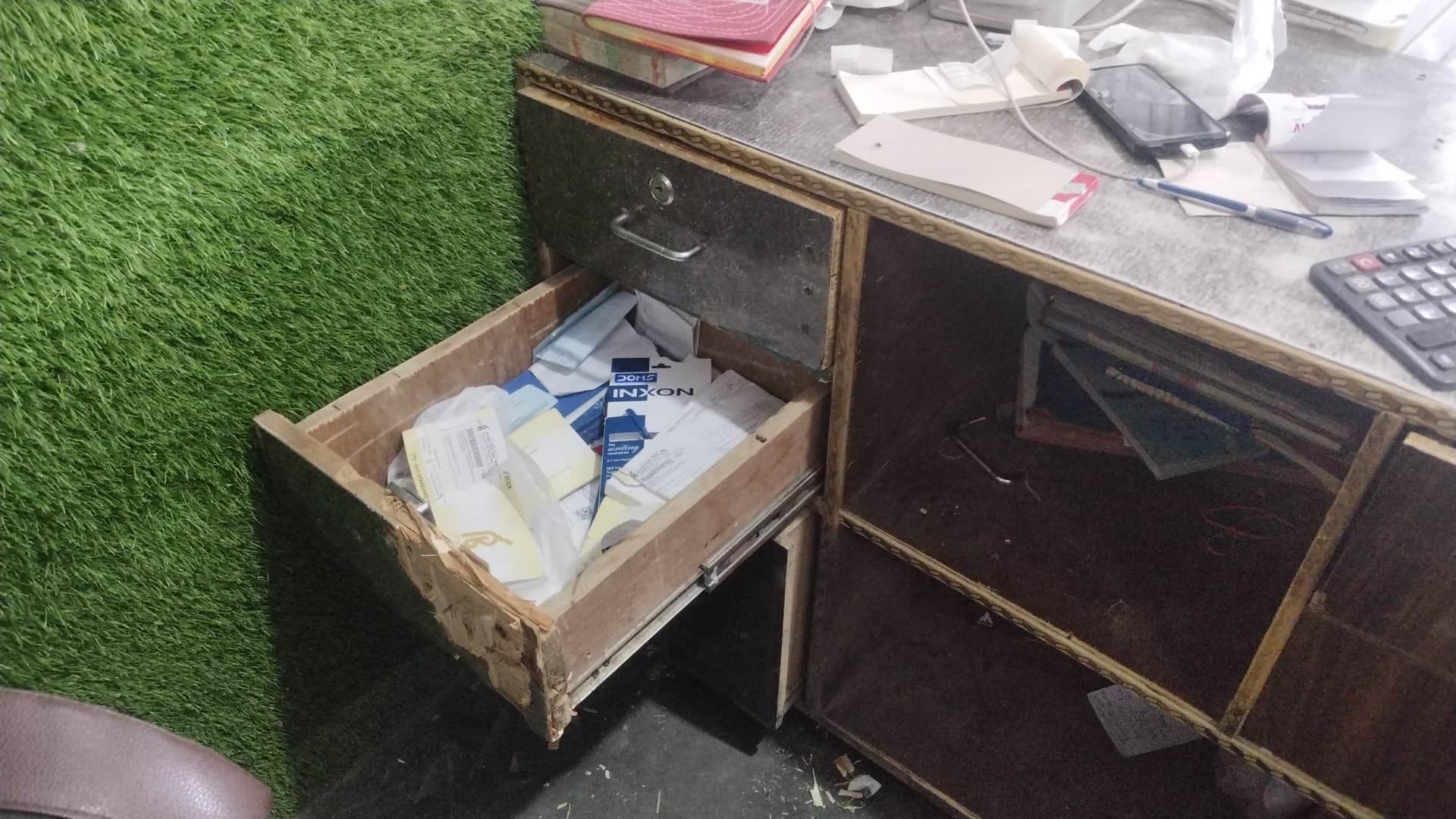 चोरी के बाद दुकान में बीखरा सामान। संवाद